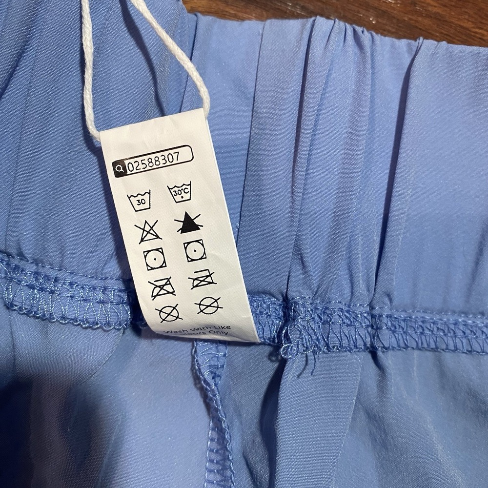 Halara High-Waisted Dolphin Hem Casual‎ 2" Shorts Size Large - Picture 3 of 4
